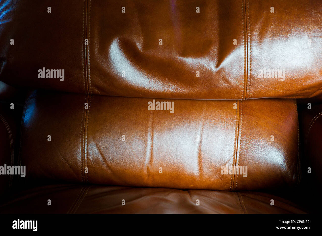 Nahaufnahme Foto des Sonnenlichts auf einem feinem Leder Sessel Sitz Stockfoto