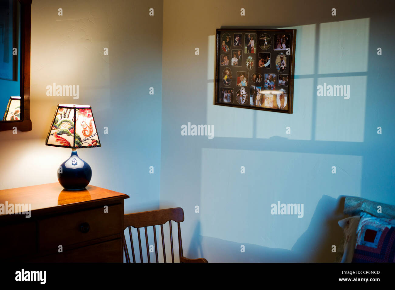 Gerahmte Montage Familienerbstück Fotografien an der Wand eines Privathauses. Stockfoto