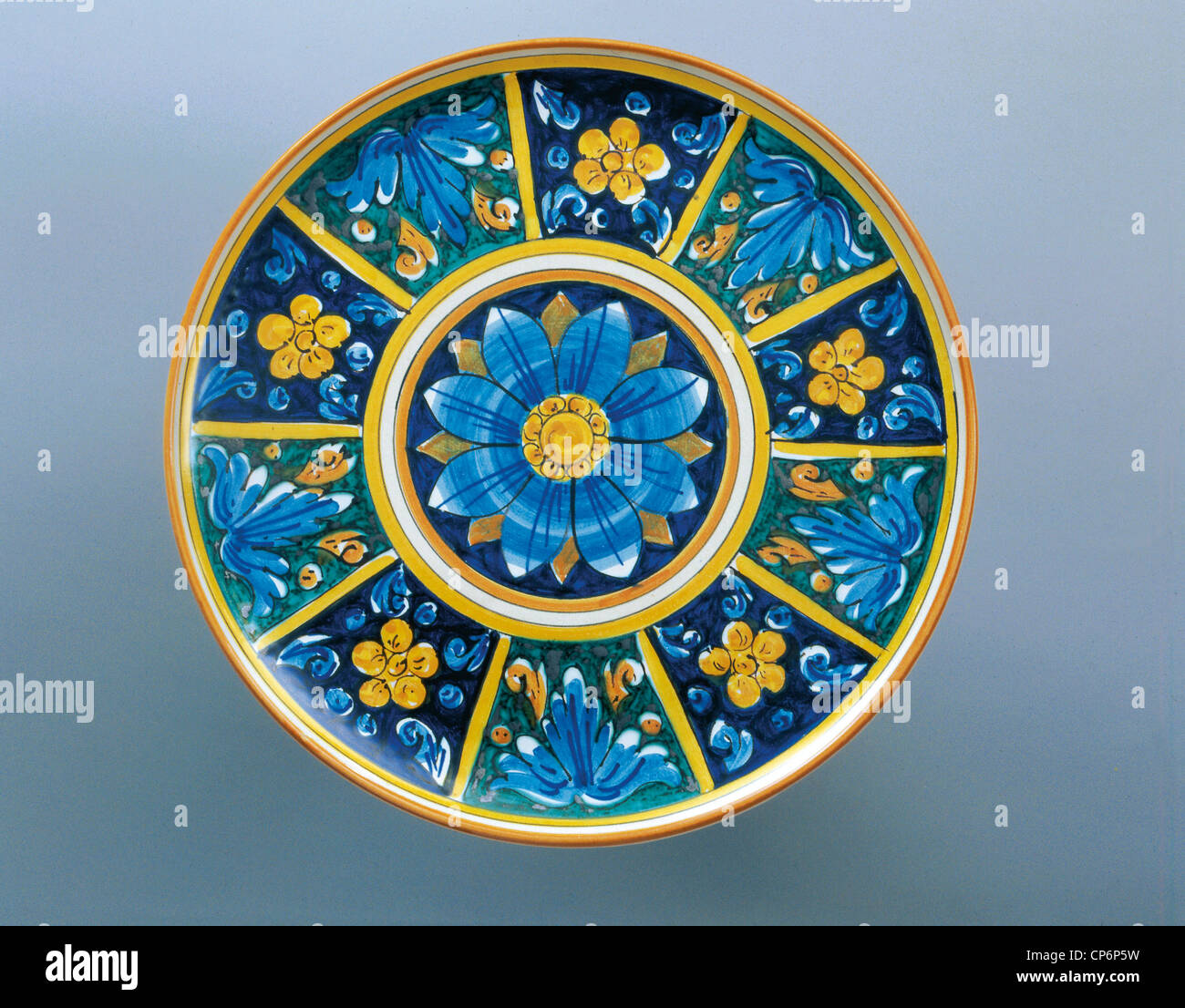 Keramik, Italien des 20. Jahrhunderts. Platte mit gelbem Rand mit Muster blau gelbe Blumen auf blauem Hintergrund. Durchmesser 31 Stockfoto