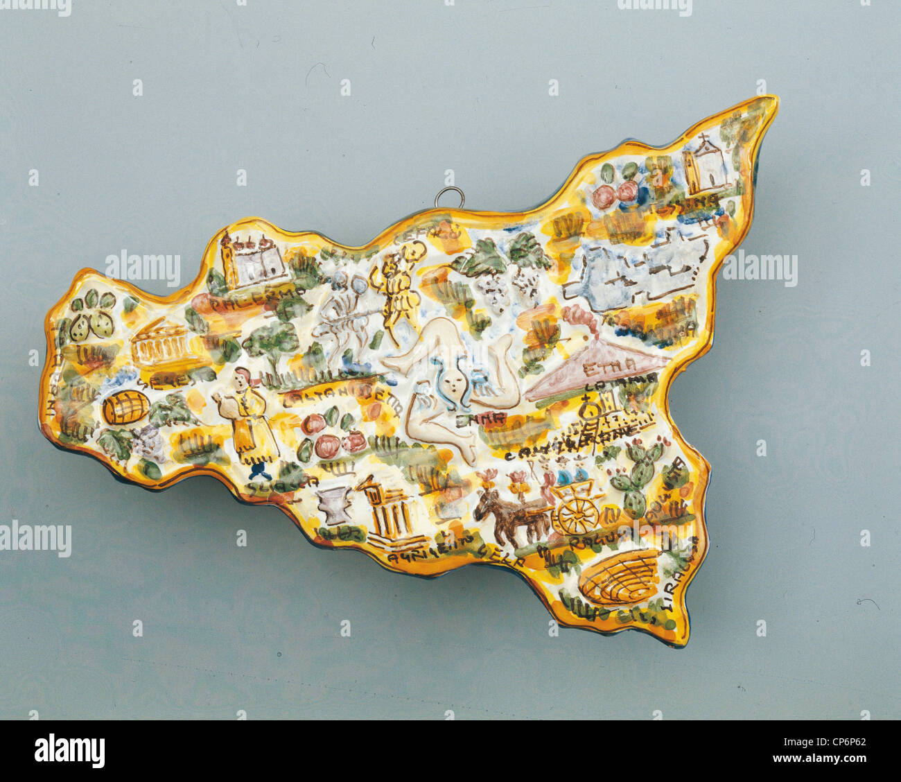 Keramik, Italien des 20. Jahrhunderts. Dekorfliese in der Form von Sizilien, cm.23. Caltagirone, Herstellung Vicenti. Stockfoto