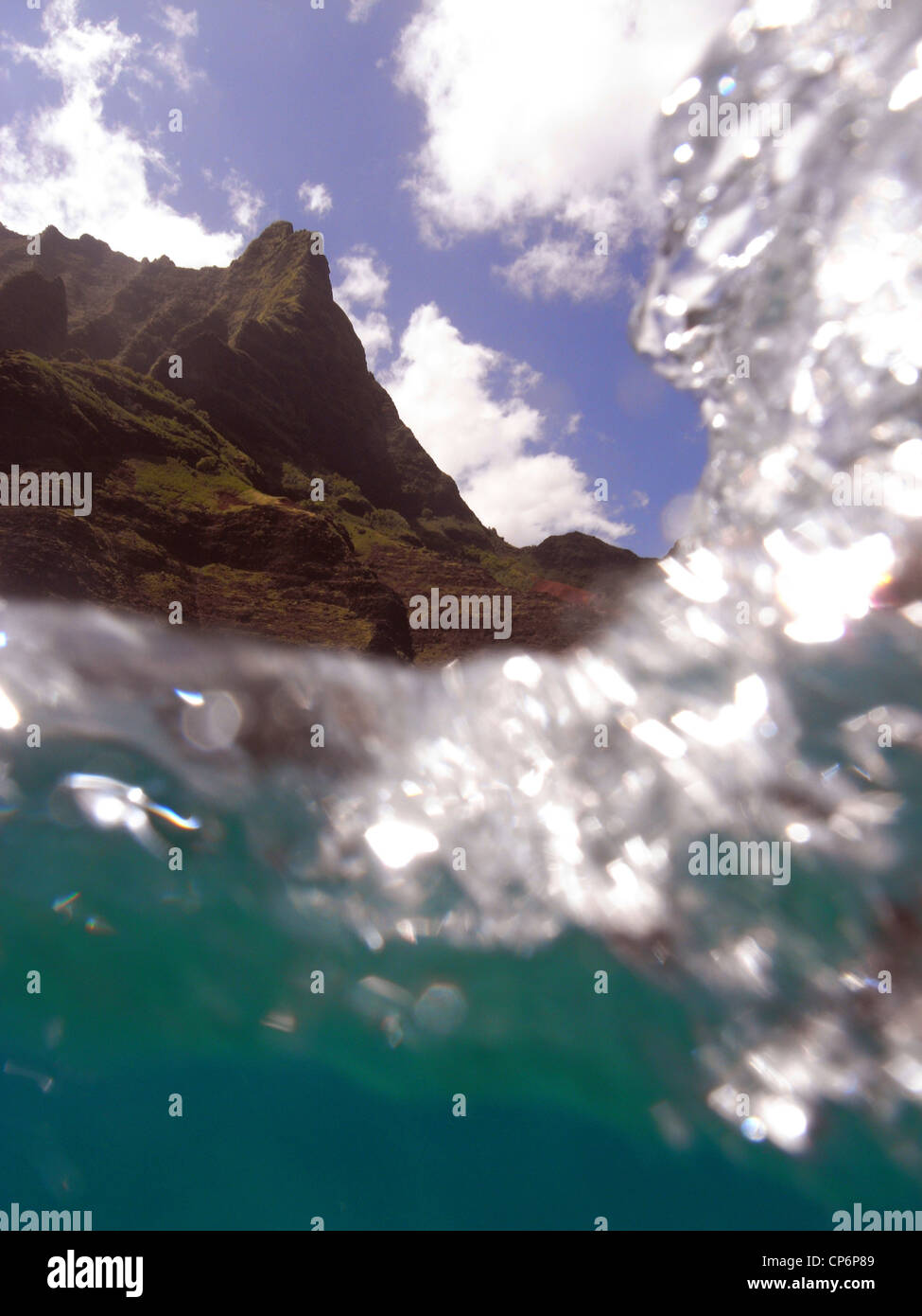 Wellen des Ozeans und der spektakulären Na Pali Küste, Kauai, Hawaii, USA Stockfoto