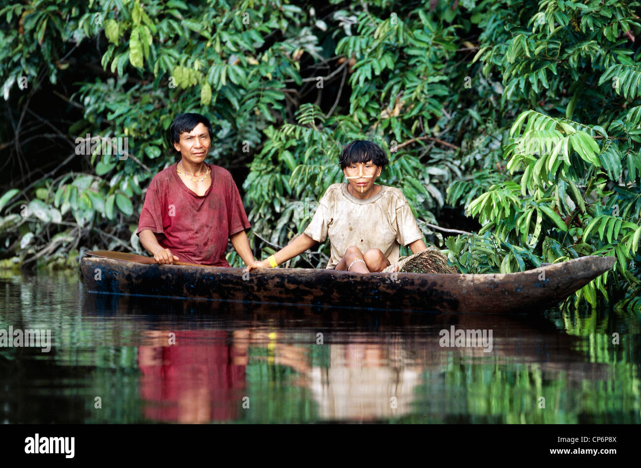 Venezuela - Guayana - Amazonas. Zwei indische Yanomamis Cavaroa auf einem Kanu entlang dem Rio Siapa Stockfoto