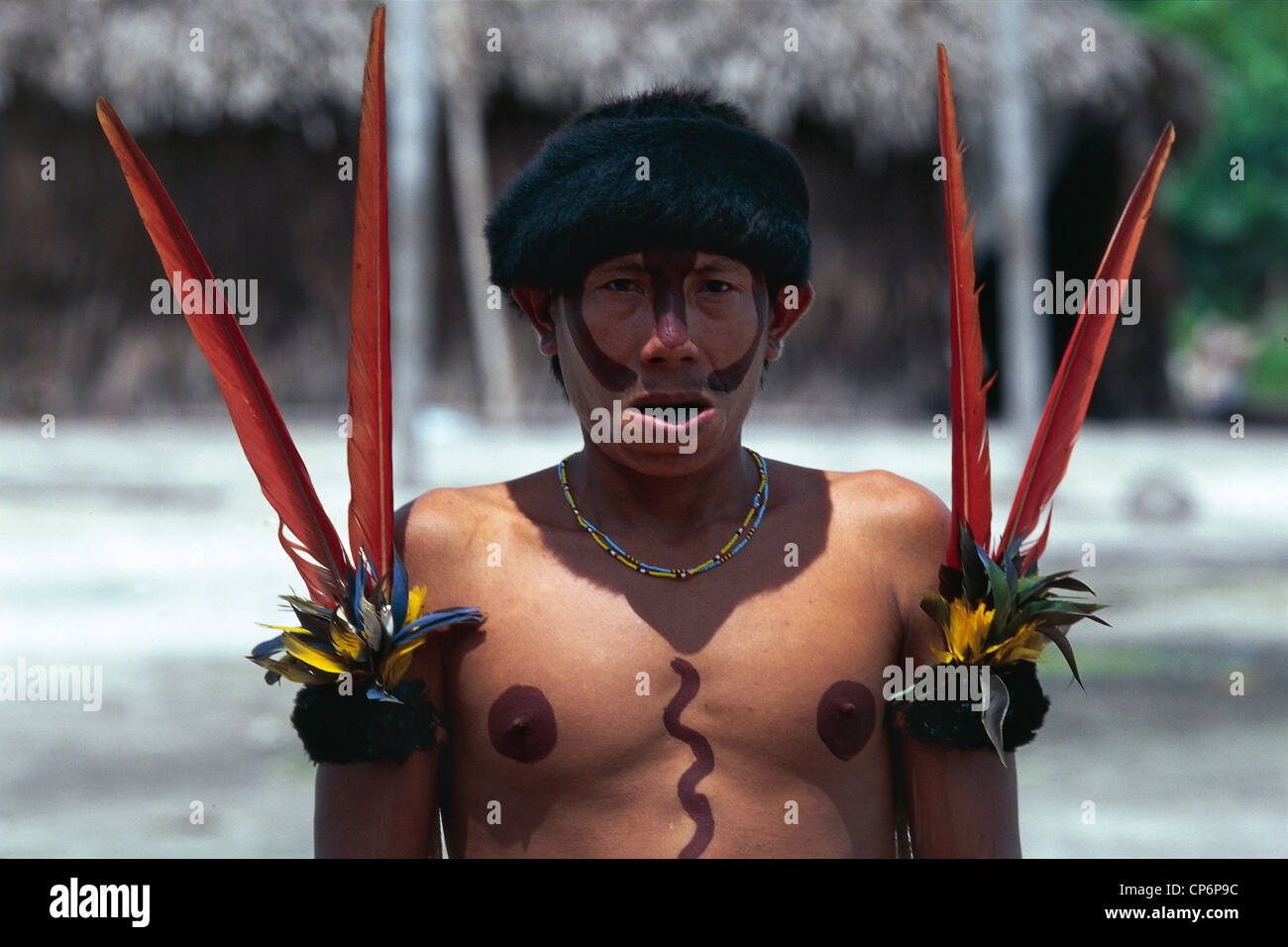 Venezuela - Guayana - Amazonas, in der Nähe der Casiquiare Kanal. Indio Yanomamis des Eisens. Ein Mann mit rituellen Dekorationen Stockfoto