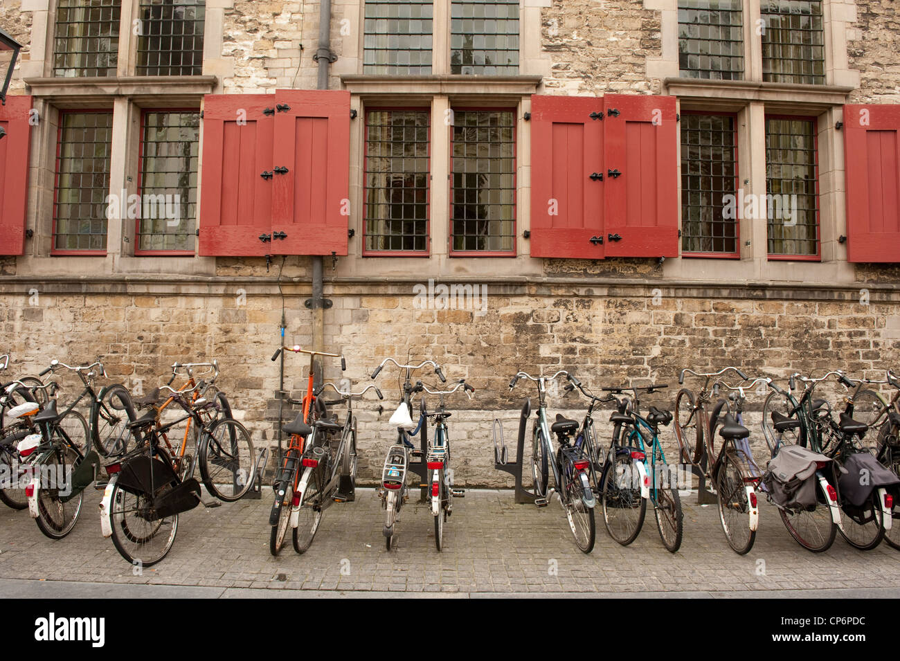 Fahrräder geparkt in Delft Niederlande Holland Europa EU-racks Stockfoto