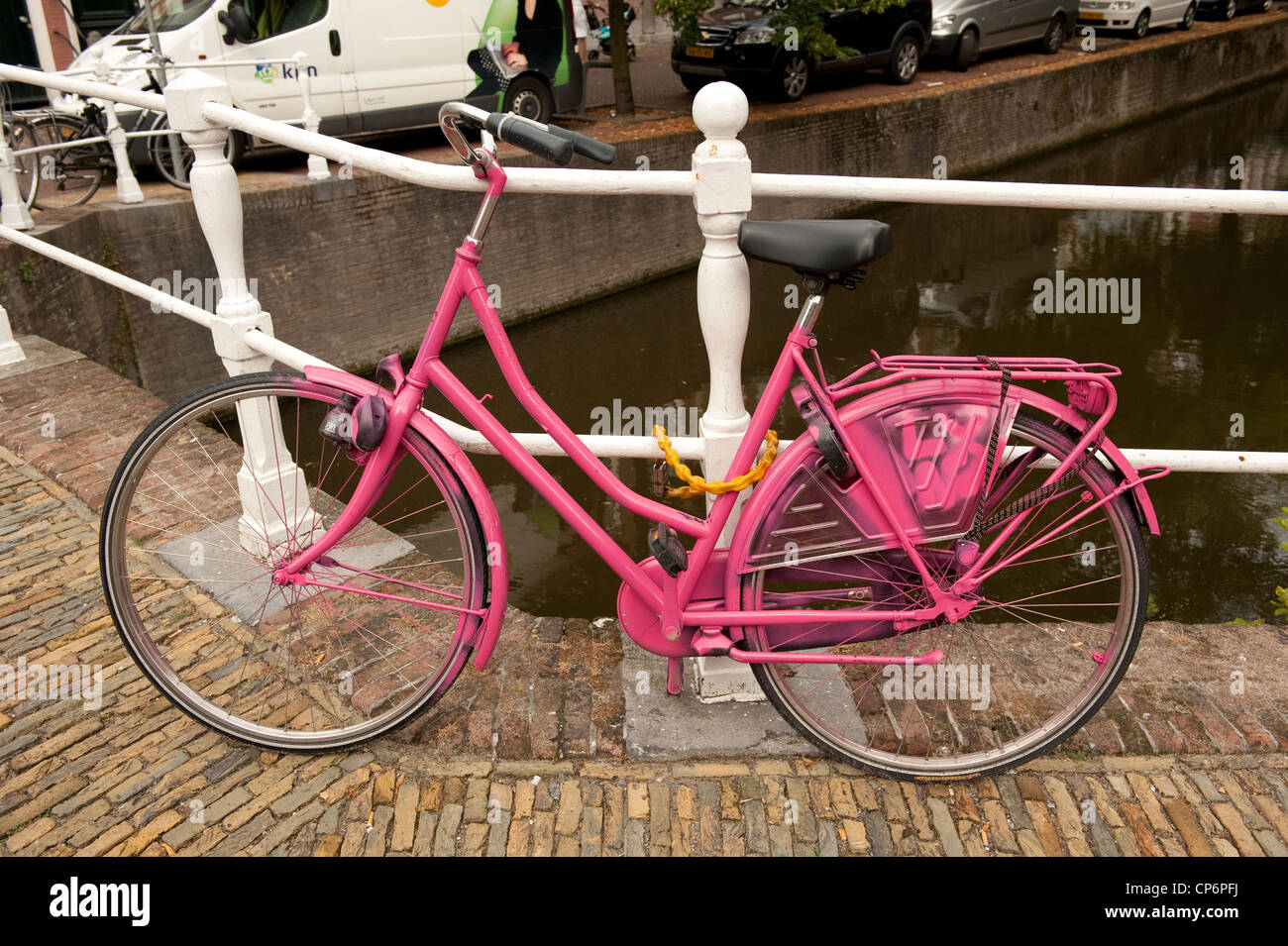 Hell rosa Fahrrad Delft Niederlande Holland Europa EU Stockfoto