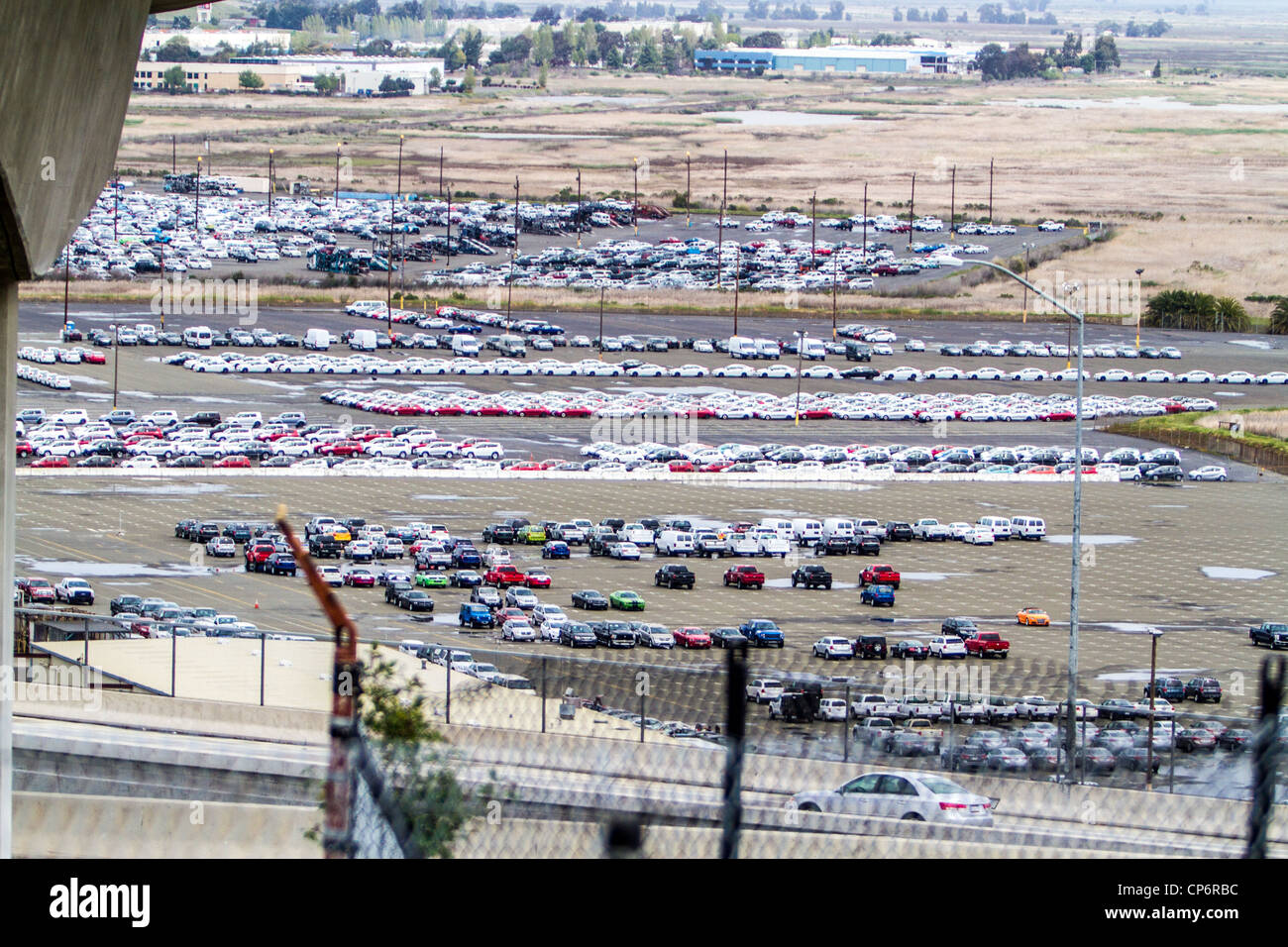 Neue Autos warten Lieferung in Benicia, Kalifornien Stockfoto