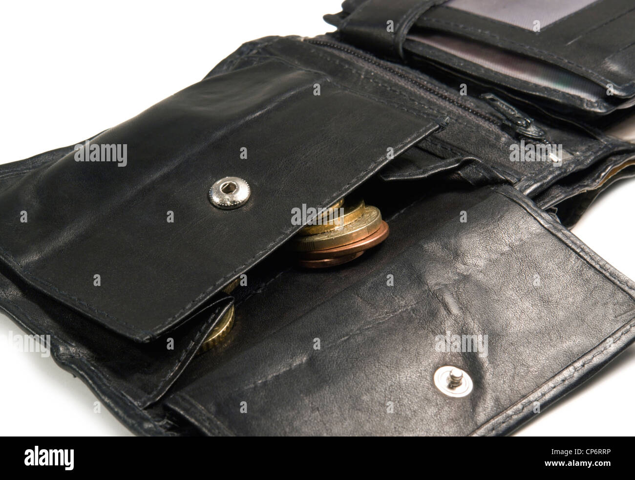 Detail einer offenen alten Geldtasche mit ein paar Münzen drin, isoliert auf weiss mit Schatten Stockfoto