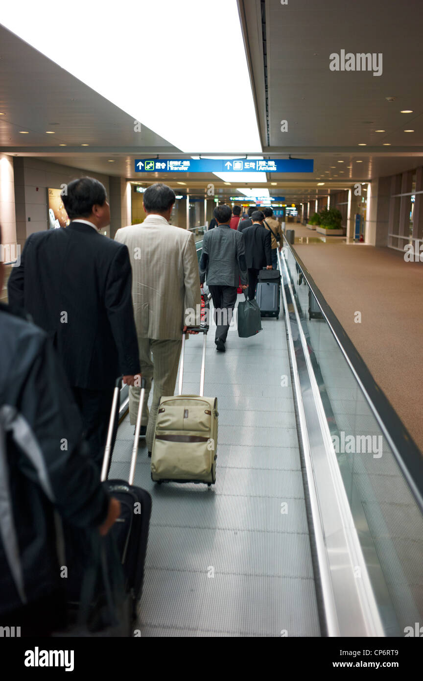 Koreanische Geschäftsleute auf einem Steg am Incheon International Airport Stockfoto