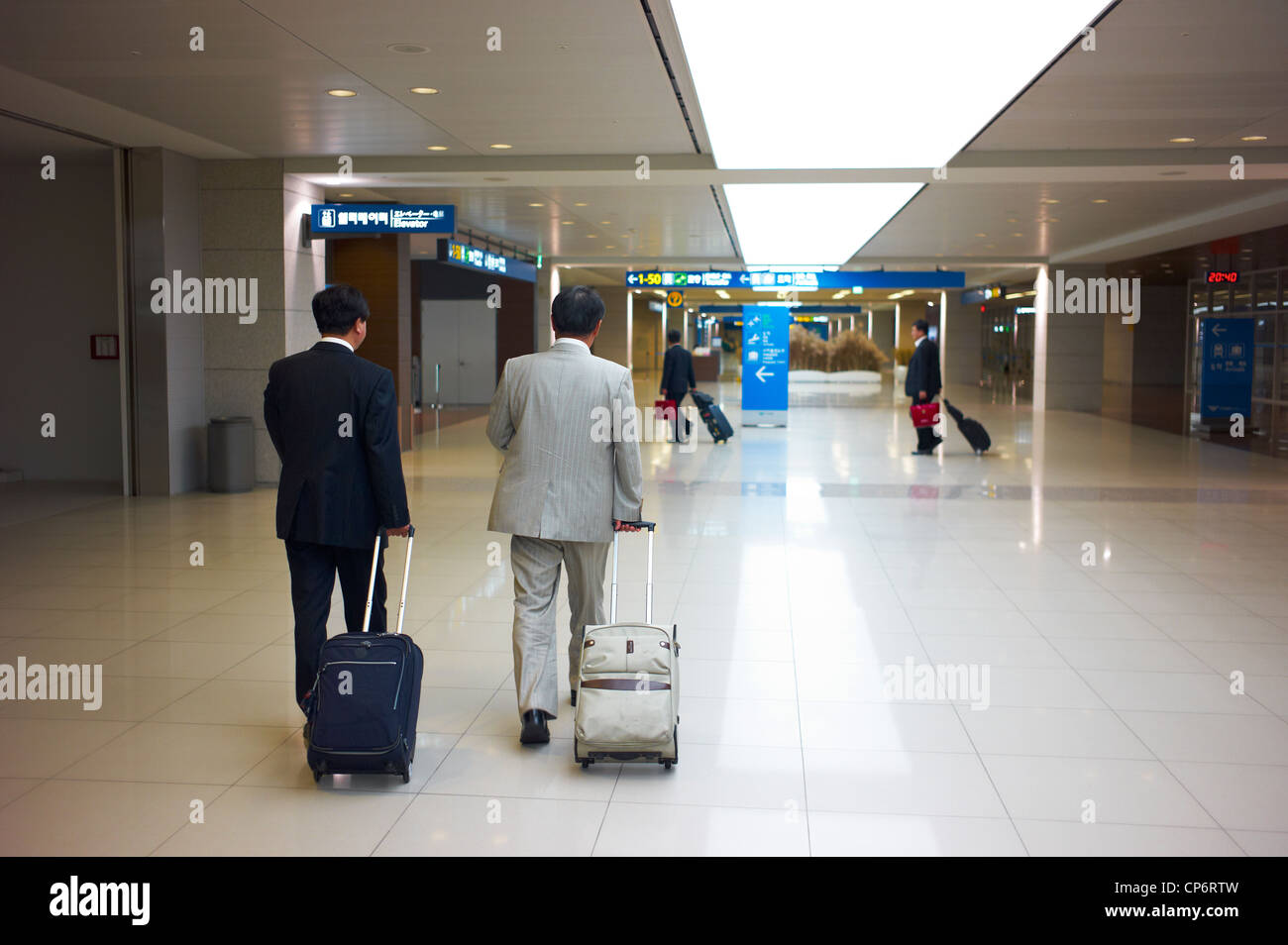 Koreanische Geschäftsleute zu Fuß am Incheon International Airport Stockfoto