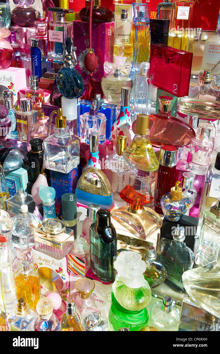 Flaschen von gefälschten Parfüm-Flaschen auf dem Display von einem Straßenhändler in Korea Stockfoto