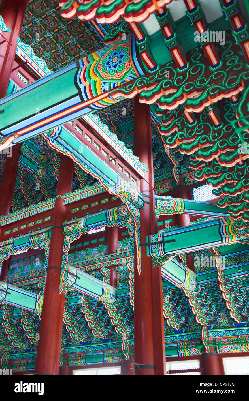 Innenarchitektur-Design-Details im inneren Hof des Grand Palace (Gyeongbokgung Palace) in Seoul, Korea. Stockfoto