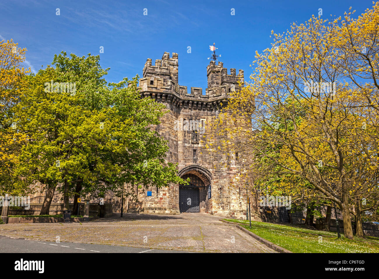 Lancaster Castle Haupteingang. Ein ehemaliges Gefängnis und Gerichtsgebäude berühmt für Hexenprozesse und Hinrichtungen. Stockfoto
