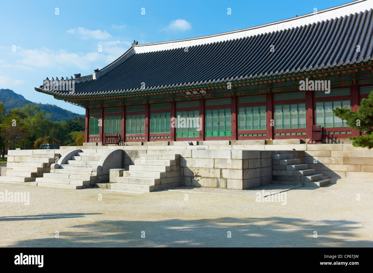 Architektonische Details im inneren Hof des Grand Palace (Gyeongbokgung Palace) in Seoul, Korea. Stockfoto