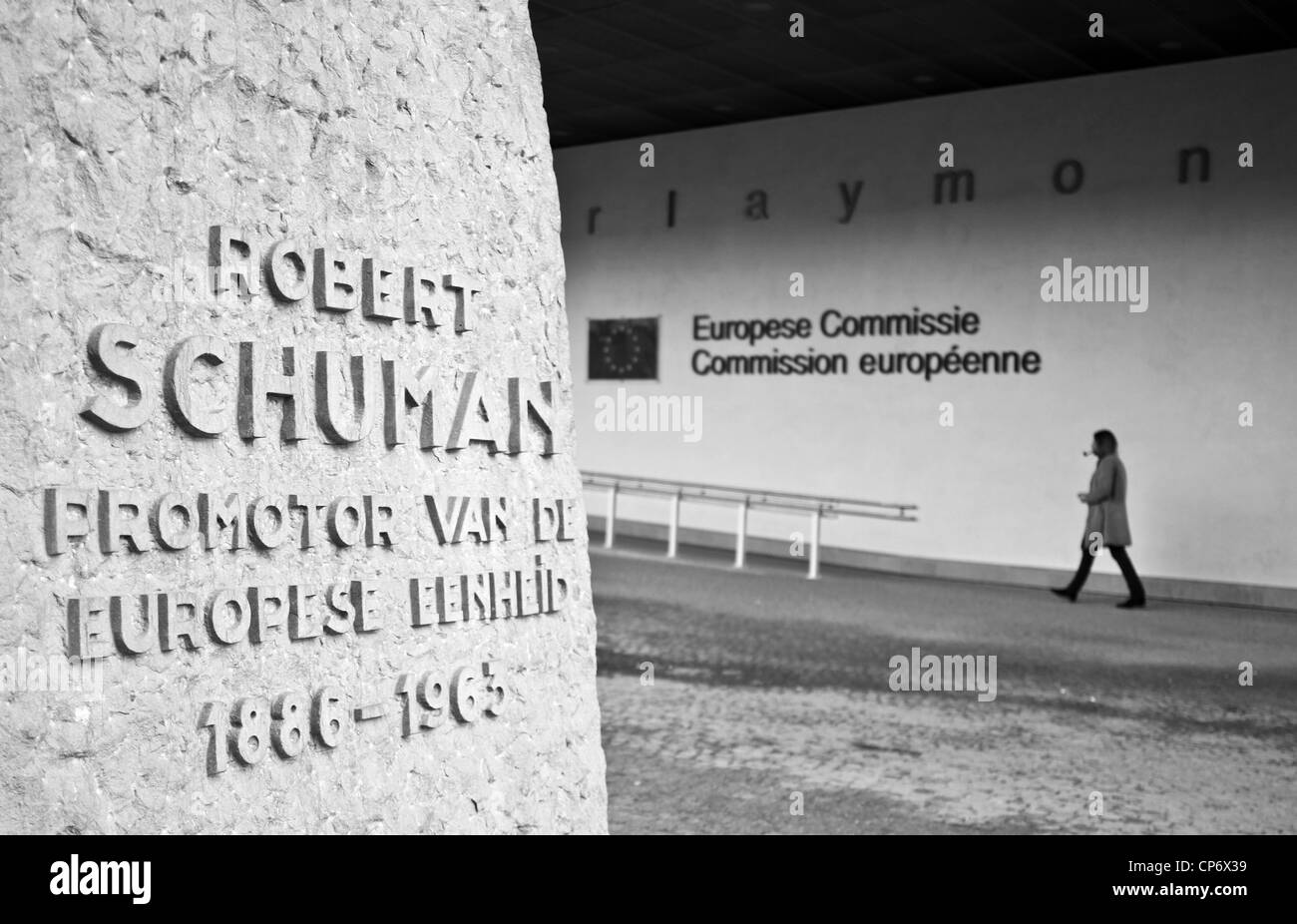 Passanten die Robert Schuman Skulptur Denkmal vor dem Berlaymont-Gebäude in Brüssel Stockfoto