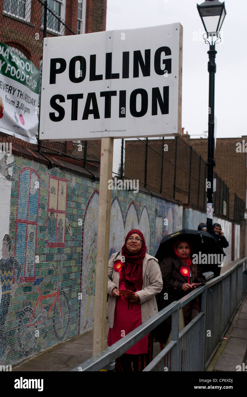 May3rd 2012 London Wahl. Columbia Road Polling Zentrum. Zwei Frauen aus Bangladeshi Gemeinschaft vor einem Wahllokal Stockfoto