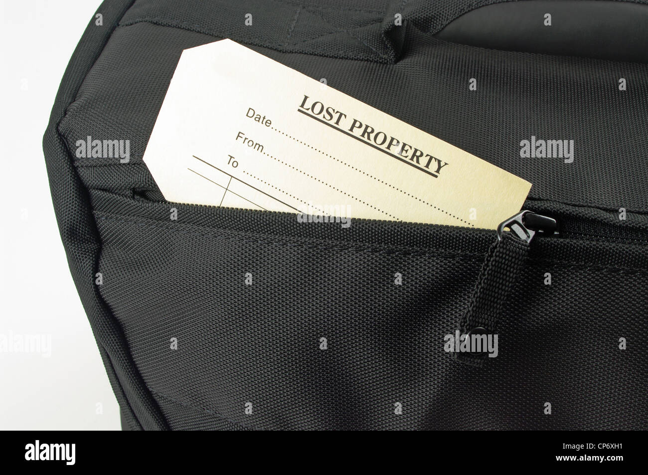 Reisetasche mit einem Label Fundsachen in der Seitentasche Stockfoto
