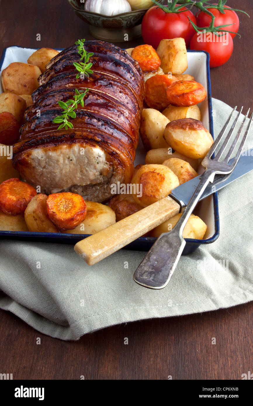 Landhausstil gefüllte Fleisch mit frischem Thymian und gerösteten Kartoffeln in einen Bräter Stockfoto