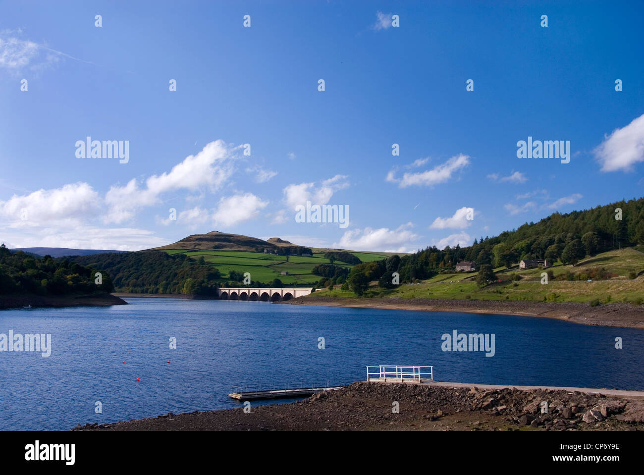 Ladybower Vorratsbehälter, Ashopton Viadukt und Twin Gipfel der Gauner Hill, Derbyshire, Dark Peak, Peak District, Großbritannien Stockfoto