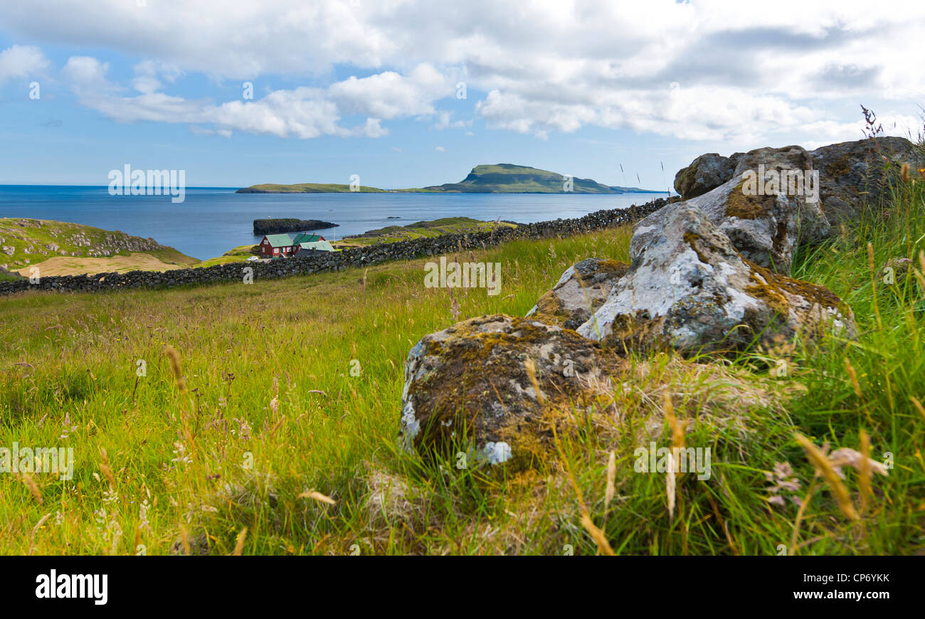 Am Horizont ist die Insel Nólsoy, östlich der färöischen Hauptstadt Tórshavn in Streymoy Stockfoto