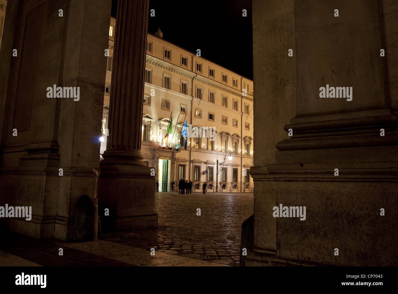 Rom. Chigi Palast bei Nacht. Es ist das Regierungsgebäude Stockfoto