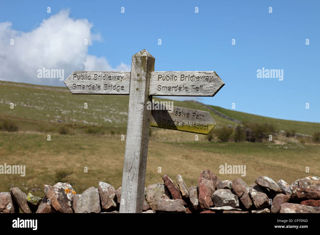 Maultierweg und Wanderweg-Zeichen mit einem Teil des Naturschutzgebietes Smardale Gill hinter Cumbria UK Stockfoto