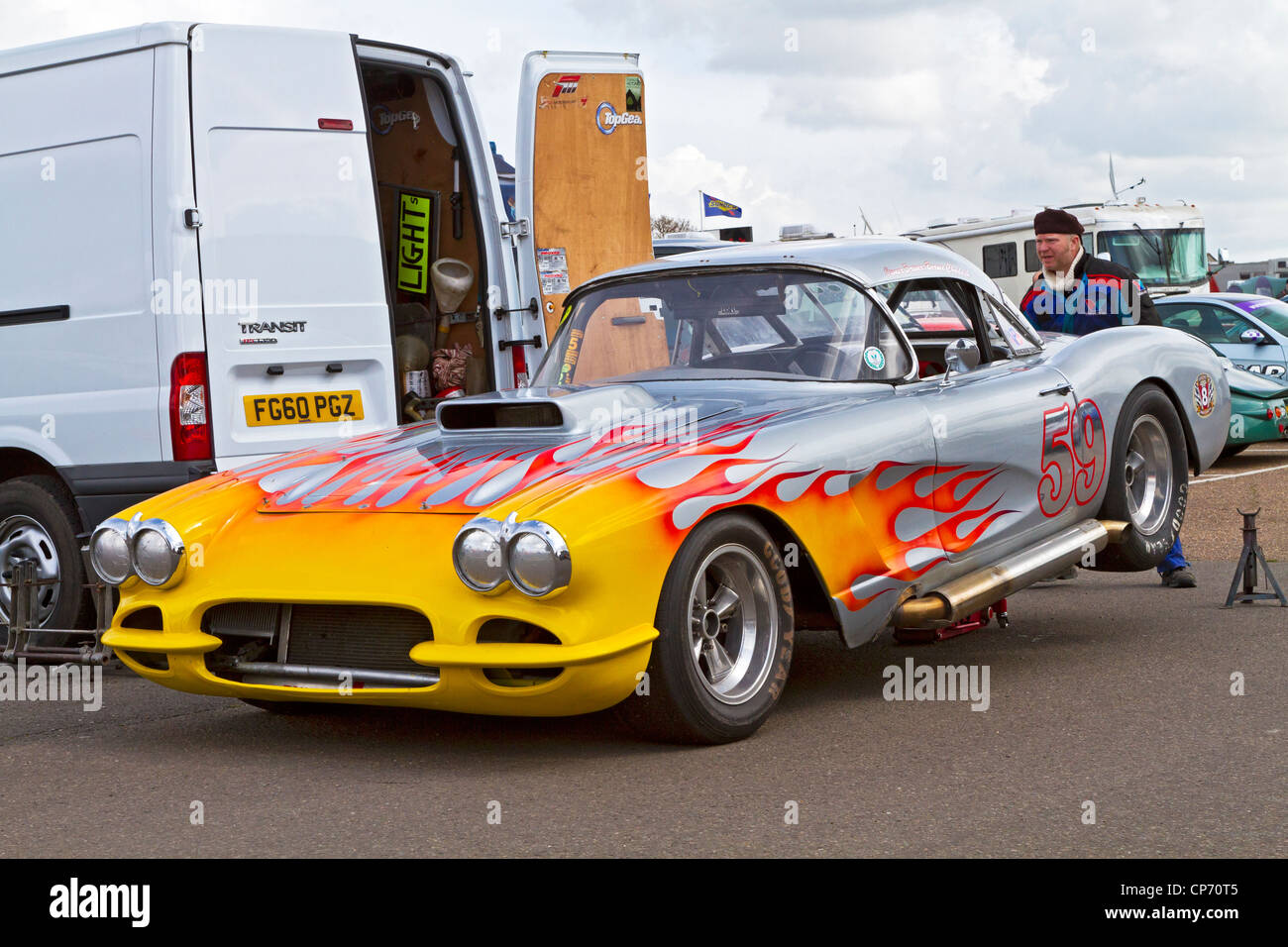 1959 Chevrolet Corvette V8 ist im Fahrerlager für das CSCC HVRA V8 Challenge Rennen in Snetterton, Norfolk, Großbritannien bereit. Stockfoto