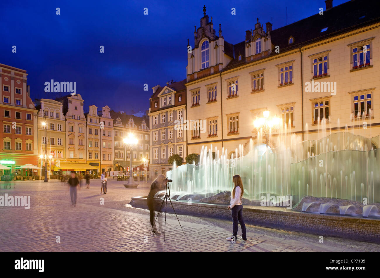 Straßenszene auf dem Marktplatz in Breslau am Abend, Polen Stockfoto