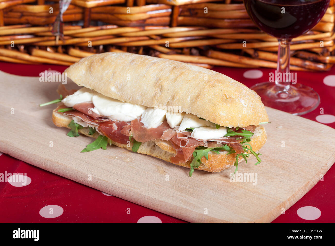 Leckere Sandwich mit Parma Schinken, Mozzarella und Rucola Stockfoto