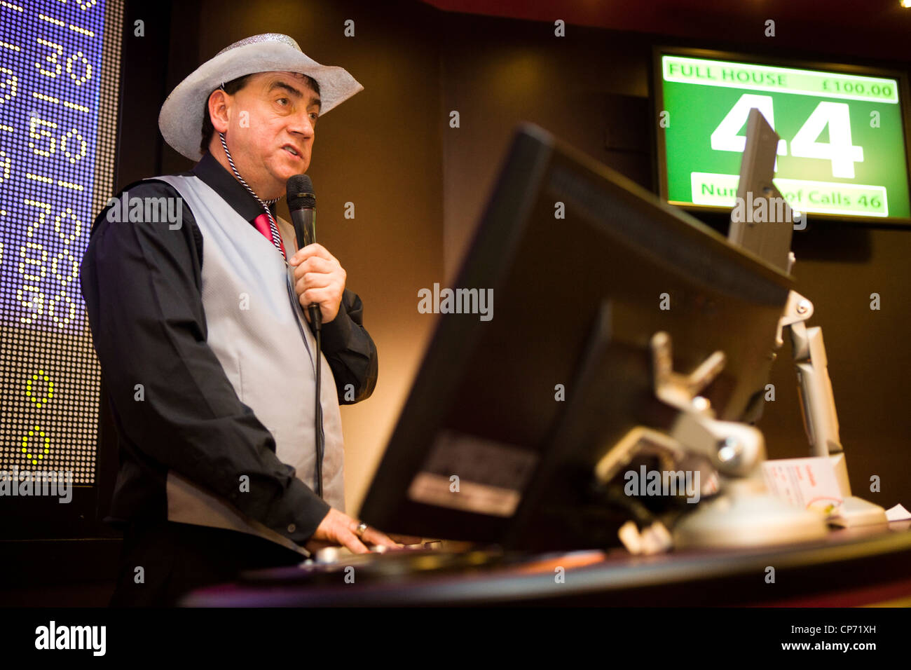 Bingoanrufer in Mecca Bingo Hall, London Stockfoto