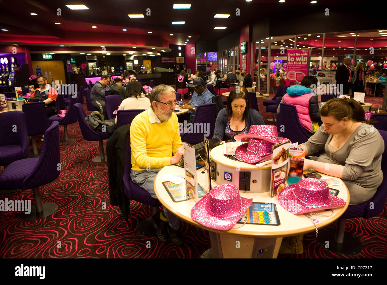 Kunden in Mecca Bingo Hall, London Stockfoto