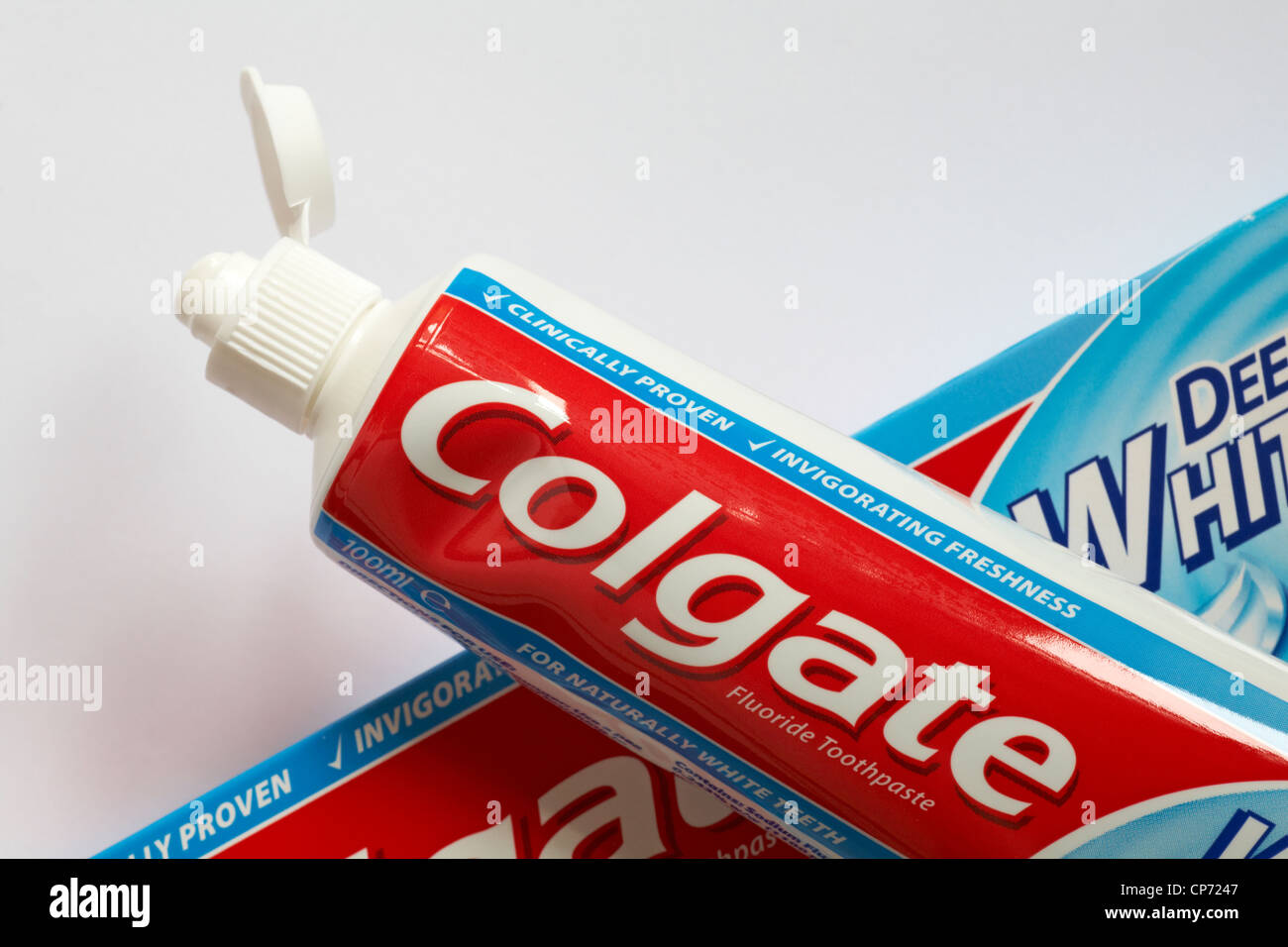Tube Colgate Deep Whitening Fluorid Zahnpasta mit Deckel auf weißem Hintergrund - colgate Zahnpasten Stockfoto