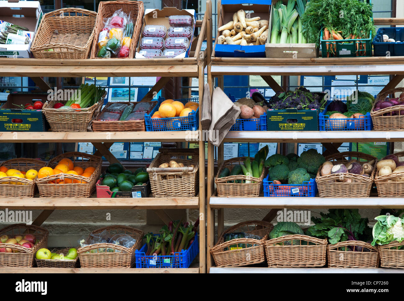 Obst und Gemüse Stand draußen ein Dorfladen in Long Compton, Warwickshire, England Stockfoto