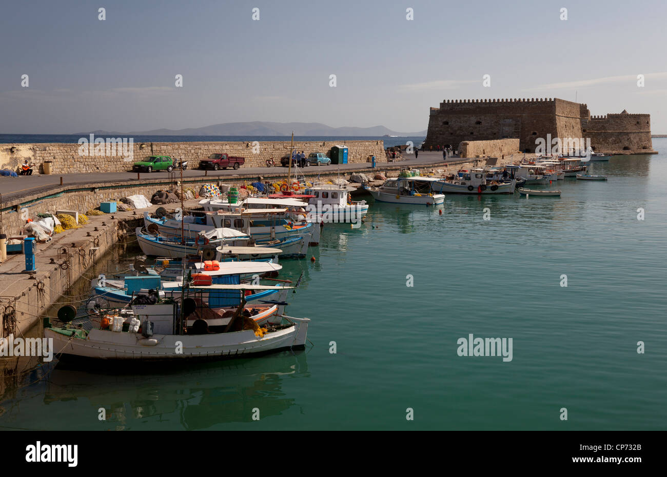 Damm mit der venezianischen Festung Rocca al Mare am Hafen von Heraklion, Kreta, Griechenland Stockfoto