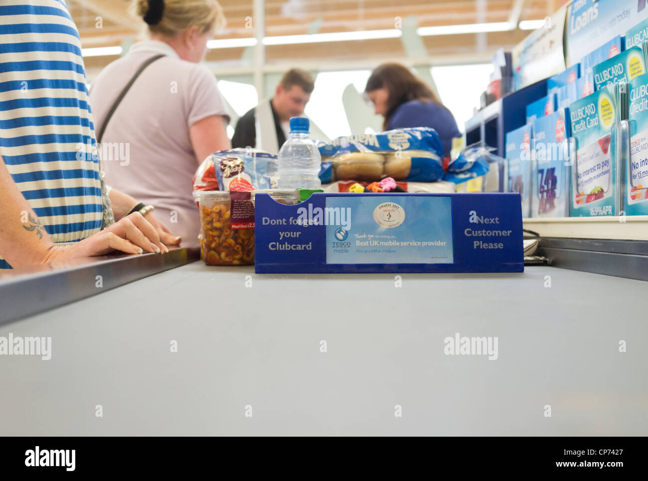 Einkaufen / Lebensmittel auf Conveyor Belt an der Kasse im Supermarkt Tesco. Stockfoto