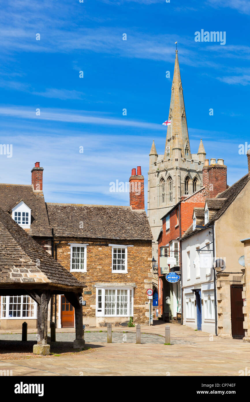 Oakham Stadt Buttercross Marktplatz und Turm der Heiligen Kirche Rutland England UK GB EU europaweit Stockfoto