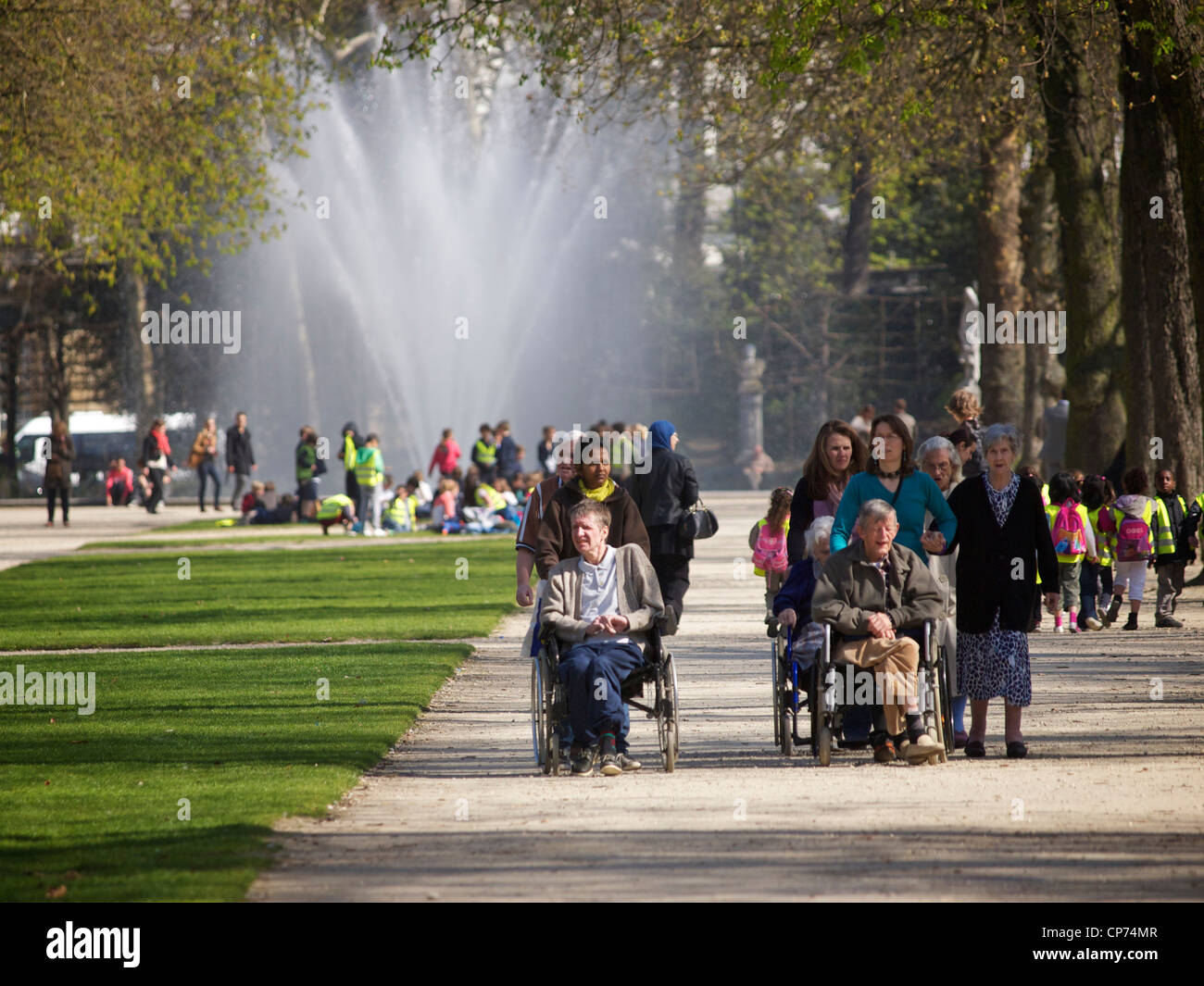 fragile suchen behinderte Menschen im Rollstuhl in die Warande Park in Brüssel, Belgien Stockfoto