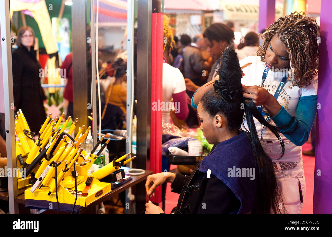 Paris, Frankreich - karibische Frau beim Friseursalon. Stockfoto