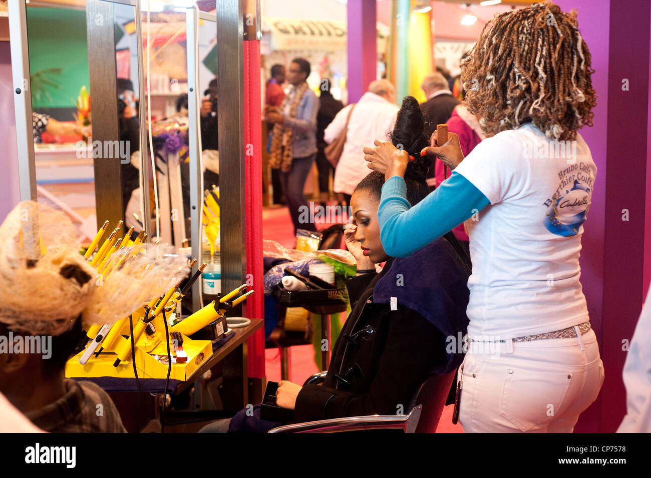Paris, Frankreich - karibische Frau beim Friseursalon. Stockfoto