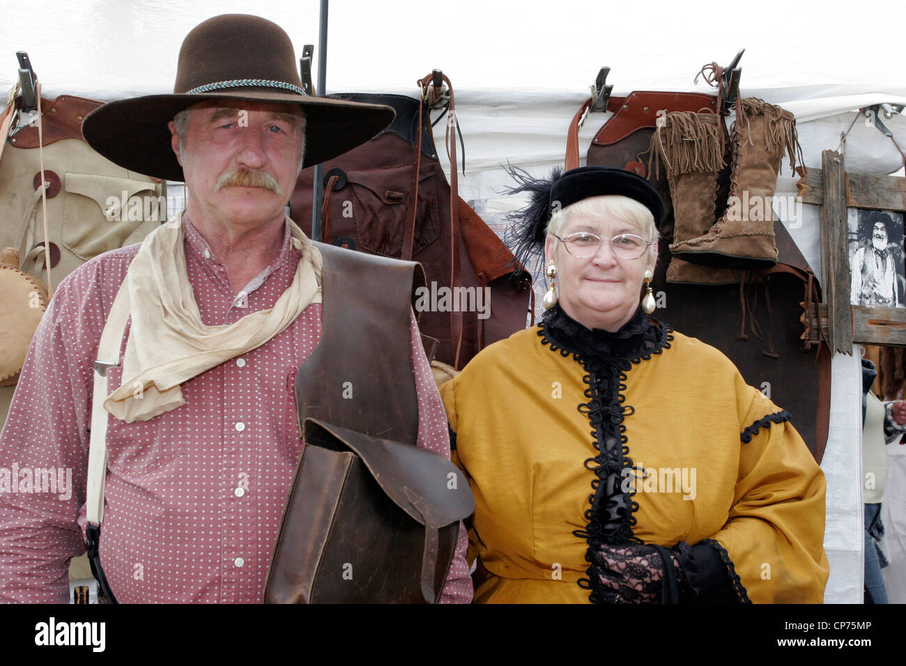 Teilnehmer in viktorianischen Kostümen auf dem Calne Country Music Festival in dem Ausstellungsgelände, Beversbrook Stockfoto