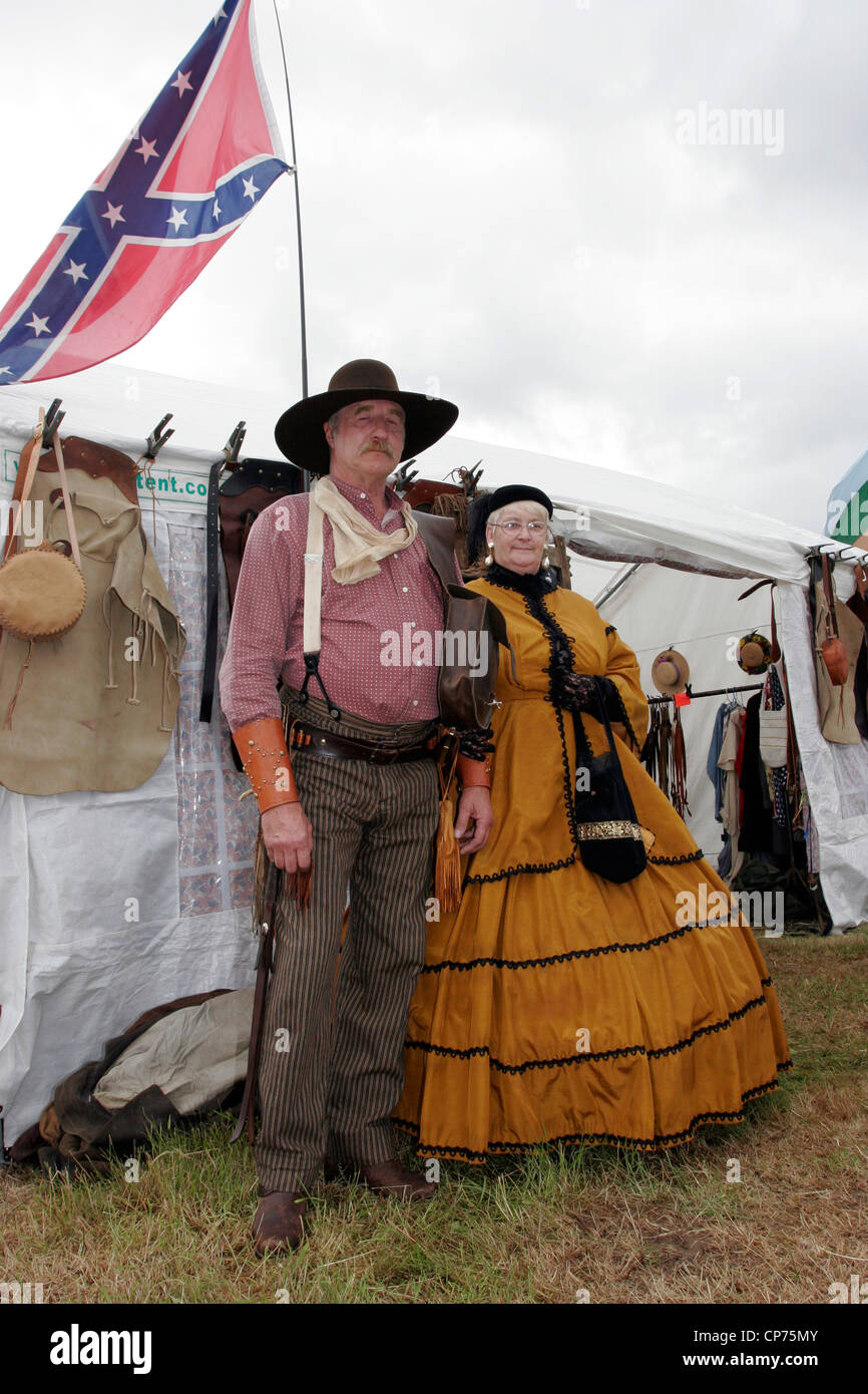 Teilnehmer in viktorianischen Kostümen auf dem Calne Country Music Festival in dem Ausstellungsgelände, Beversbrook Stockfoto