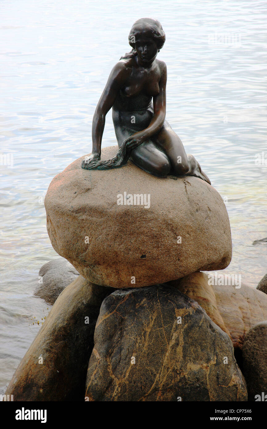Eine wichtige touristische Attraktion von Kopenhagen Dänemark ist die Bronze-Skulptur der kleinen Meerjungfrau Stockfoto