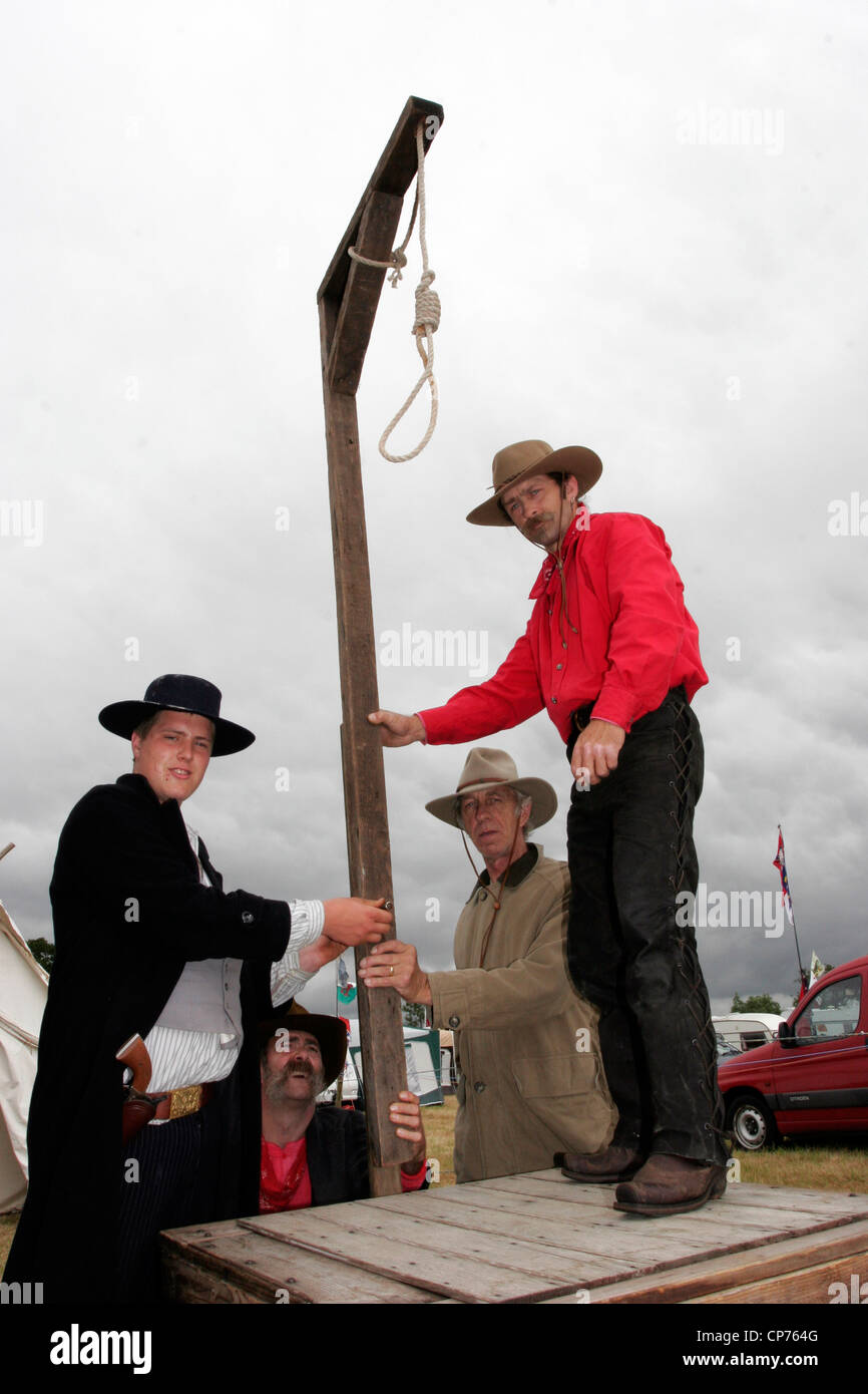 Cowboys, die Errichtung von einem Galgen auf dem Calne Country Music Festival in dem Ausstellungsgelände, Beversbrook Stockfoto