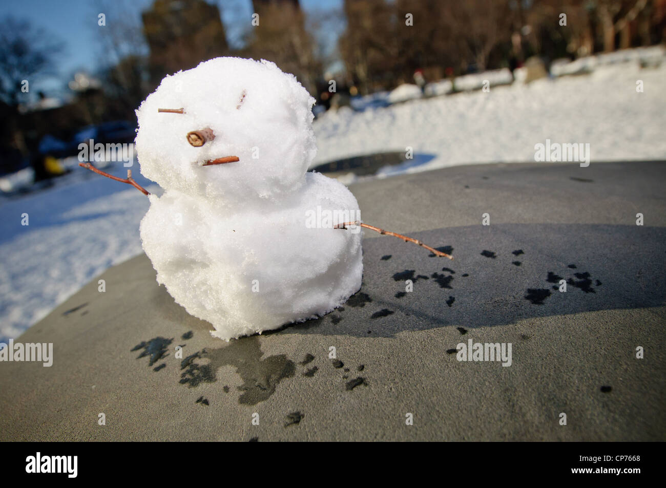 Ein winziger Schneemann im Washington Square Park in New York City. Stockfoto