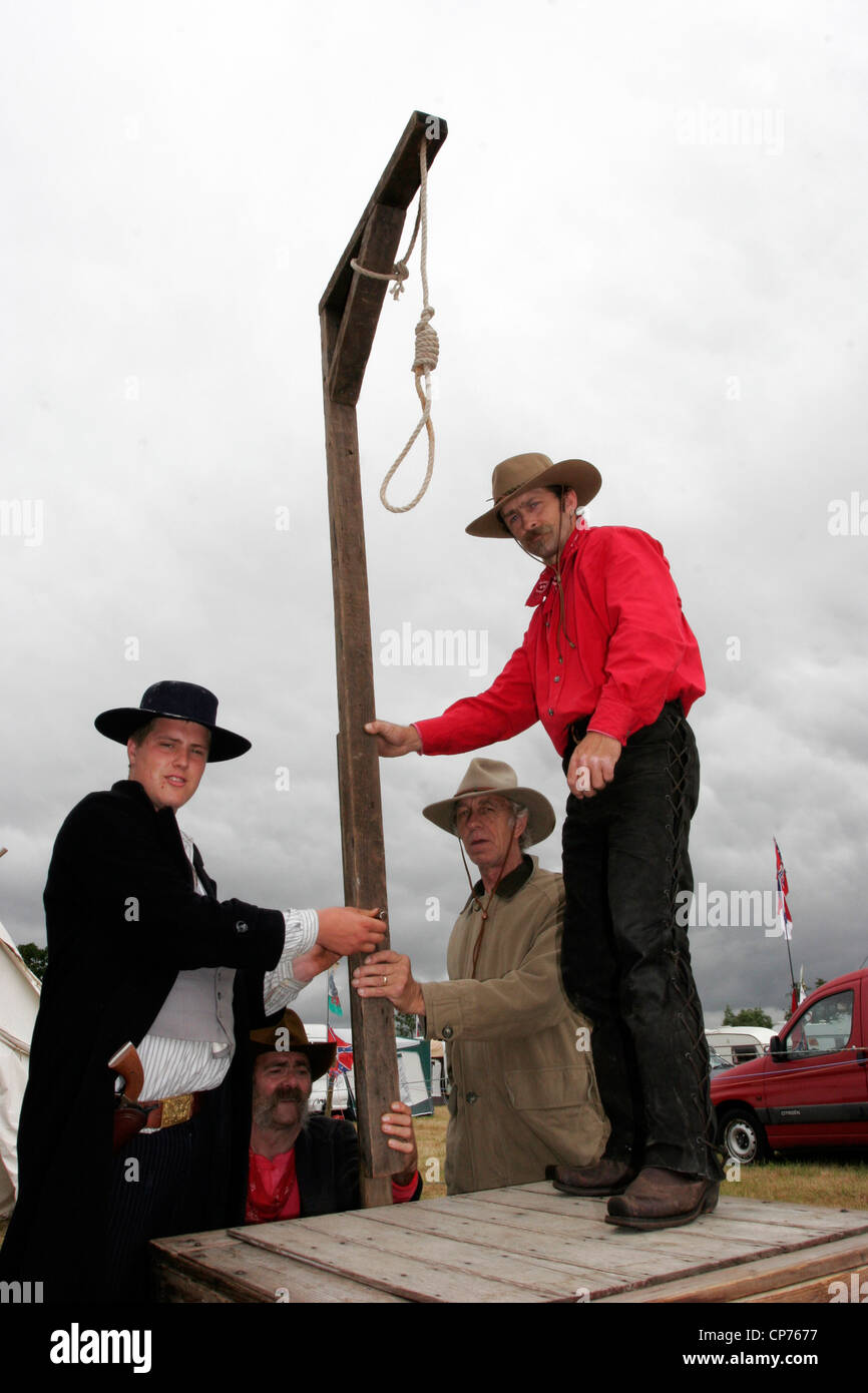 Cowboys, die Errichtung von einem Galgen auf dem Calne Country Music Festival in dem Ausstellungsgelände, Beversbrook Stockfoto