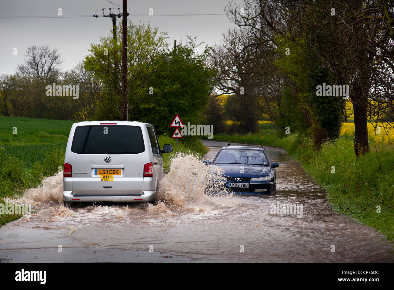 Überflutete Straße nach Regen in Essex, England. 3. Mai 2012. Pkw-Fahrer versuchen, überfluteten Straße Turm Bumpstead, Essex weitergeben. Stockfoto