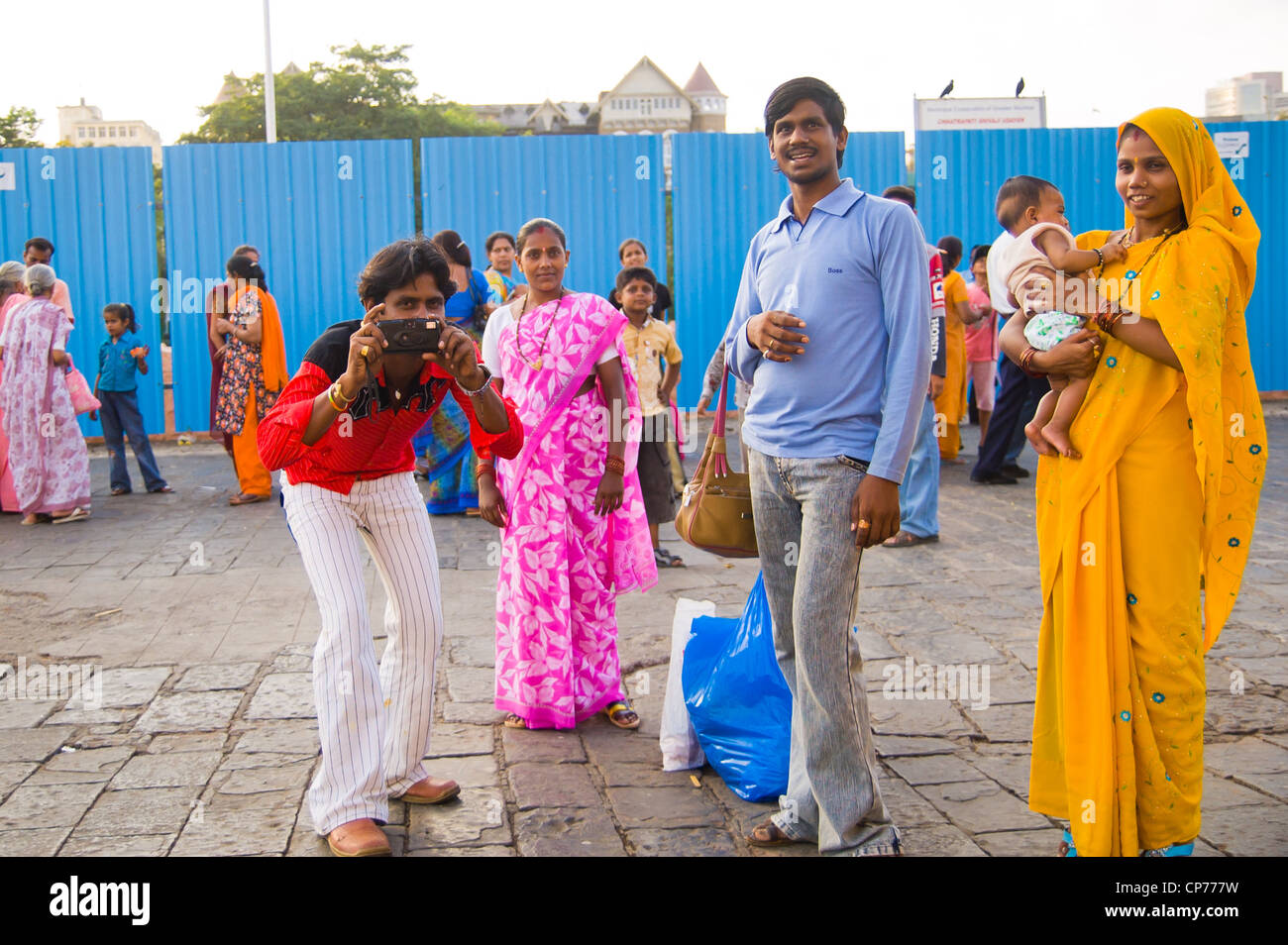 Eine Gruppe von Indianern fotografieren im Hafen von Mumbai, Indien. Stockfoto