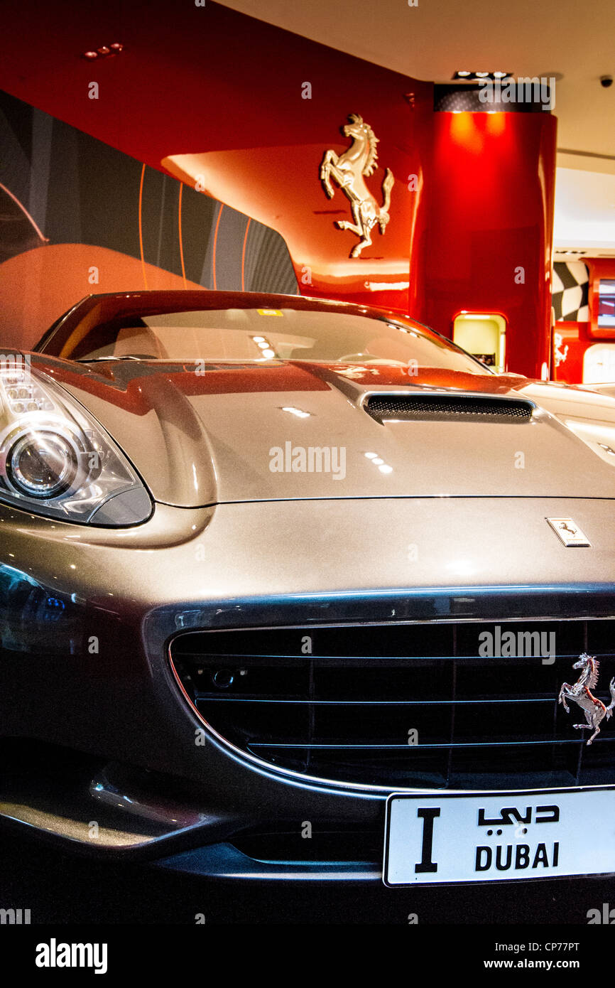 Ferrari Sportwagen in luxuriösen Intercontinental Hotel Stockfoto