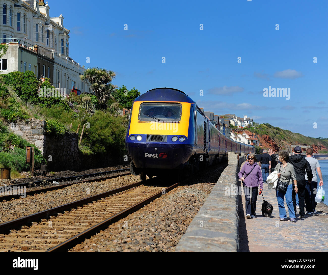 ersten großen westlichen high-Speed train nahenden Teignmouth entlang dem Deich Stockfoto