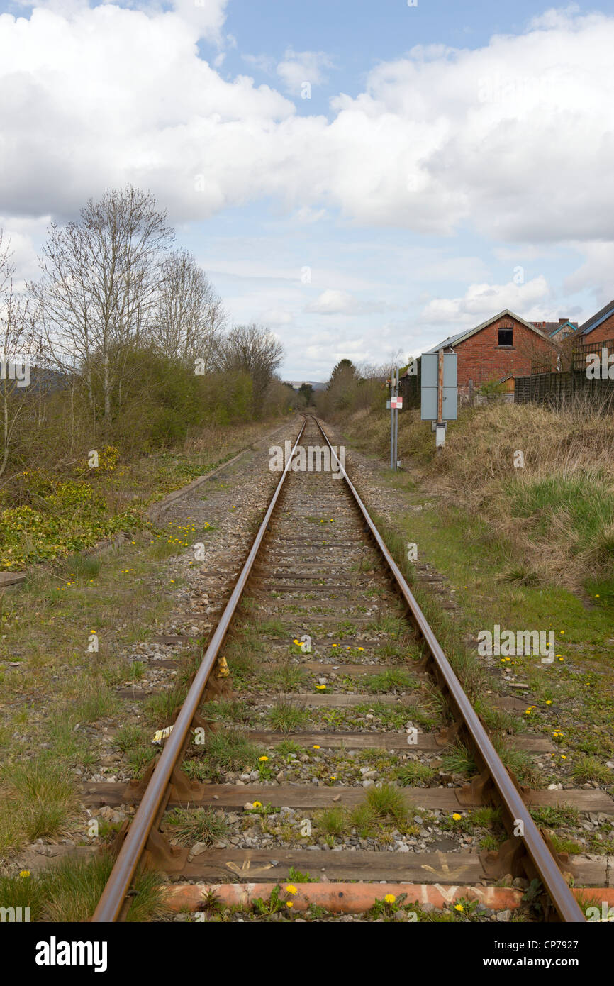 Eingleisige Bahnstrecke den Bahnübergang in Llandrindod Wells, Powys, Wales UK entnommen. Stockfoto