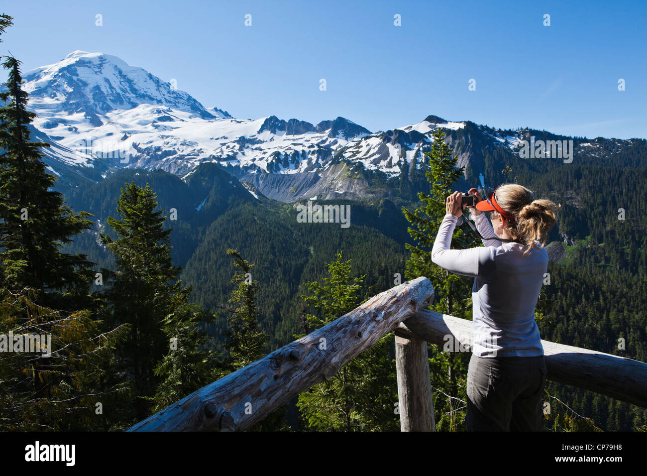Eine Frau, die ein Bild auf der nordwestlichen Seite des Mount Rainier, Mount-Rainier-Nationalpark, Washington, USA. Stockfoto